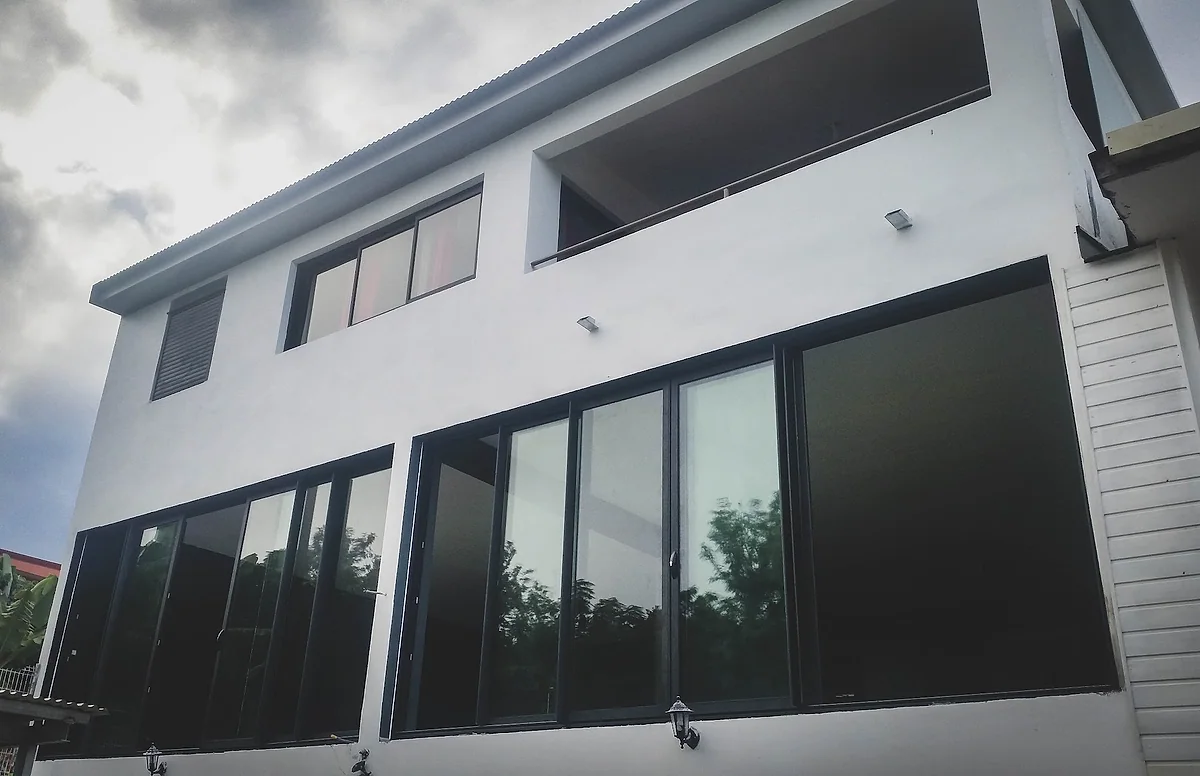 Fenêtres blanches en façade